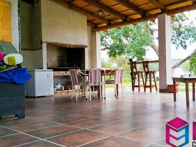 Casa en Venta en El Carmen - B° Priv - Las Delicias - 3 dorm - 5 amb - 246 m2 - 1.642 m2 tot.