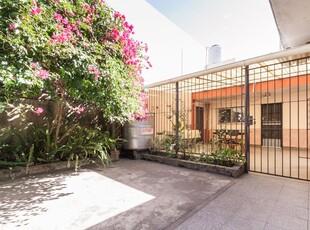 Casa 8,66x56/coche/quincho/terraza/jardin+ 2 dptos