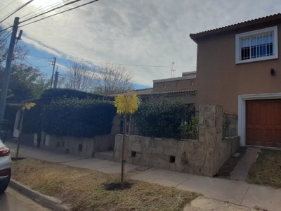 Casa en Venta en Juana Koslay - Avda Los Crespones - 4 dorm - 6 amb - 245 m2 - 312 m2 tot.