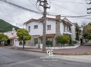 Casa esquina en venta en Apolinario Saravia al 100 esquina Av.Bicentenario .