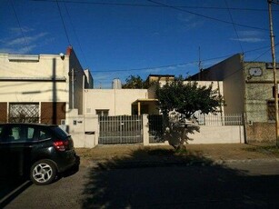 Casa en Alquiler en Lomas Del Mirador sobre calle olleros al 100, buenos aires