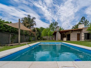 VENTA/PERMUTA - Casa 2 dormitorios con jardín y piscina - Roldán, Santa Fe.