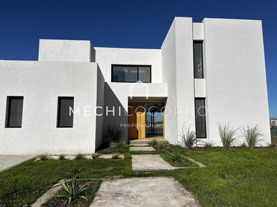 Casa En Venta De 4 Dormitorios A La Laguna En Santa Ana, Villa Nueva