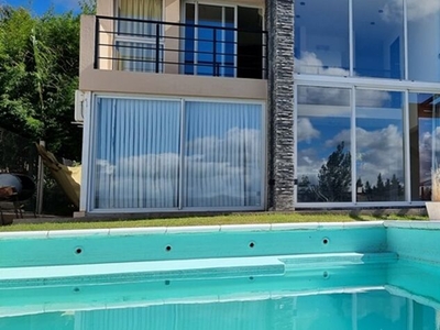 Casa moderna con vista al lago