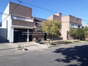 Duplex en Venta en Los Hornos sobre calle 138, buenos aires