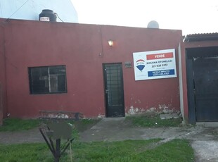 Casa 2 dormitorios en venta. Los Hornos, La Plata.