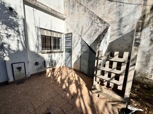 Venta Casa c/ cochera y Jardín a reciclar, Liniers