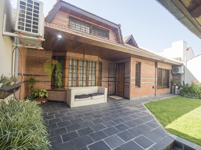Hermosa Casa 5 ambientes con Jardin Patio Parrilla Cocheras - Martinez - Lote propio - Oportunidad
