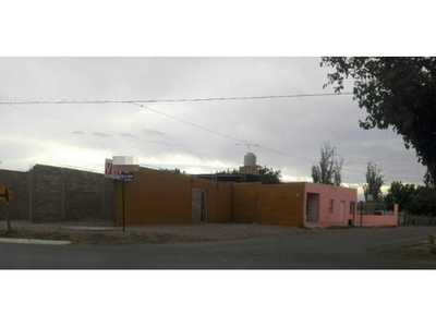 Casa, 3 Dormitorios, Esquina En Calle Salta Y Saavedra Chimbas