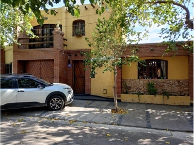 Venta. Hermosa Casa De 2 Plantas Con 4 Dormitorios Y 2 Baños En B° Portal De Los Andes, Rivadavia.