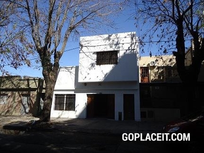 Venta de Casa - 3 e/ 66 y 67, La Plata - 2 baños - 200.00 m2
