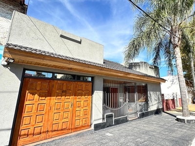 Casa- 3 amb- Lomas Del Mirador- Pileta- Quincho-Terraza - Remodelada - Cochera- Parque