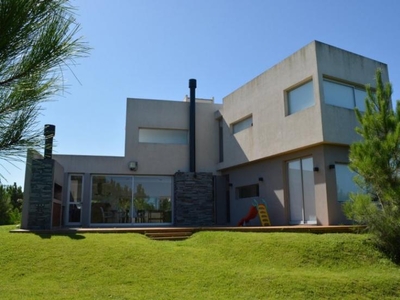 Casa en Alquiler Temporario en Costa Esmeralda sobre calle golf 2 al 643, buenos aires